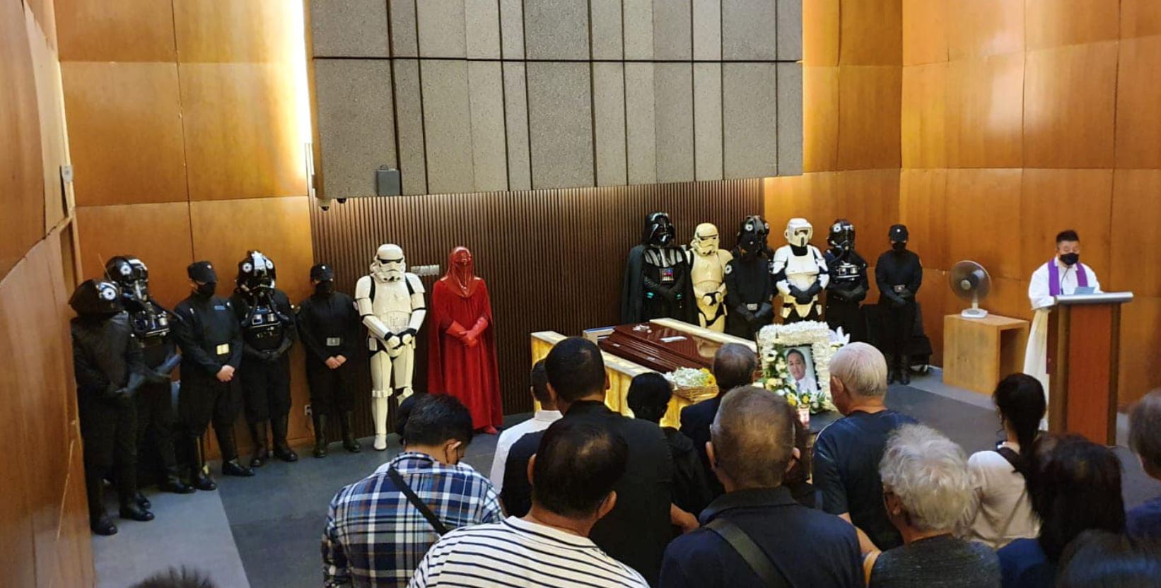 singaporean man gets star wars themed funeral complete with cosplays!