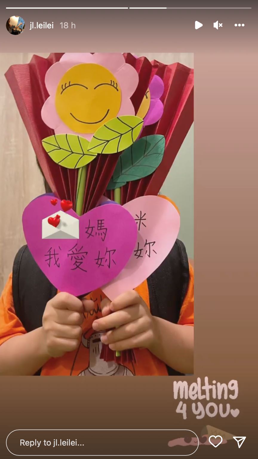 【台娱】李靓蕾神隐3个月首晒出母亲节贺卡激动飙泪！网友却发出质疑：这可不像孩子会写的！ 