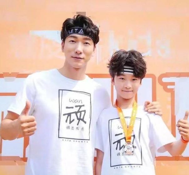 【娱乐】张亮14岁儿子与女友亲密照曝光！亲嘴、搂肩样样来，网批：太早熟！ 