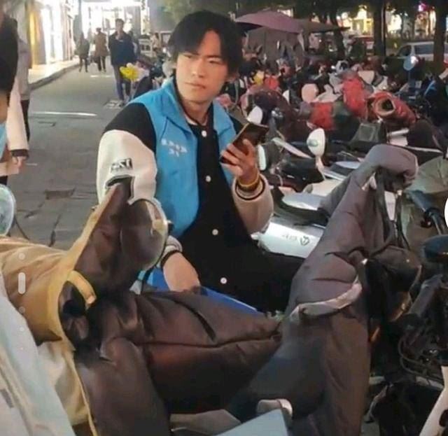 【内娱】洛阳00后健身教练神似易烊千玺？网震惊：“可以替易烊千玺接吻戏！” 