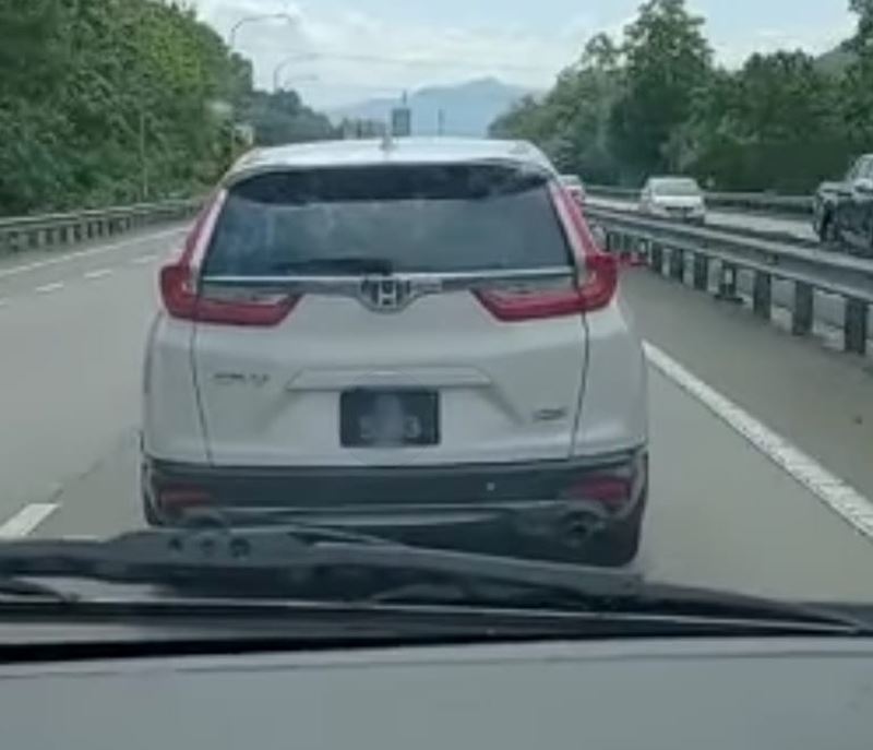 selfish driver refuses to give way to ambulance, dg hisham expresses his disappointment