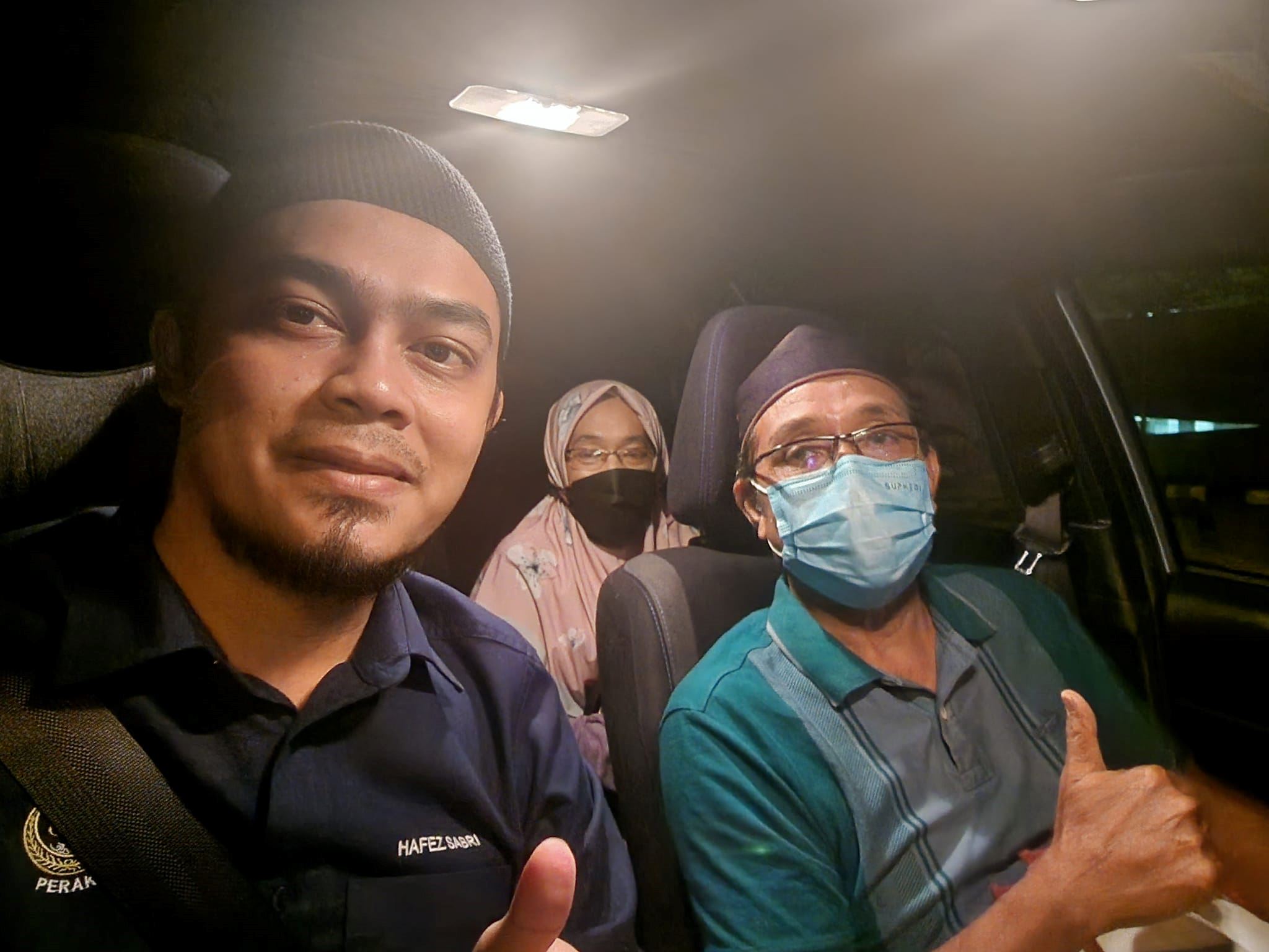 perak man helps elderly couple who were left behind by bus at ipoh r&r