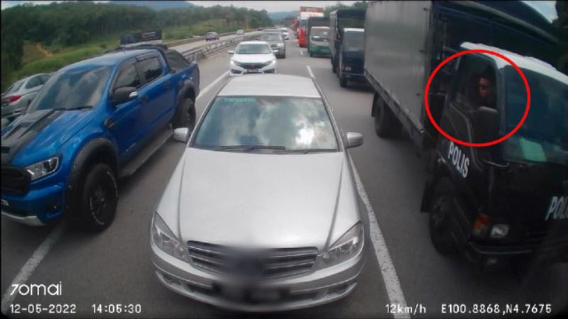 pdrm officer seen staring down car driver who was tailgating ambulance