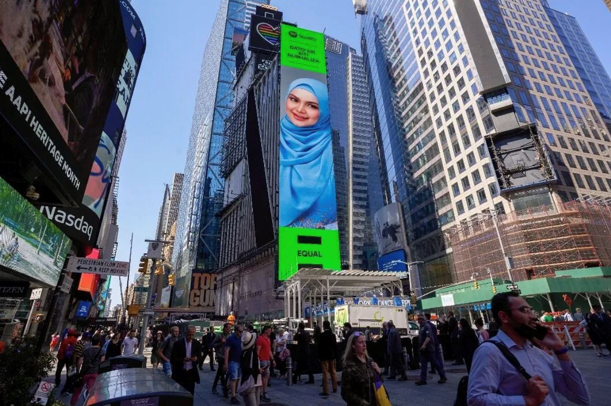 wajah tok ti di billboard new york times square