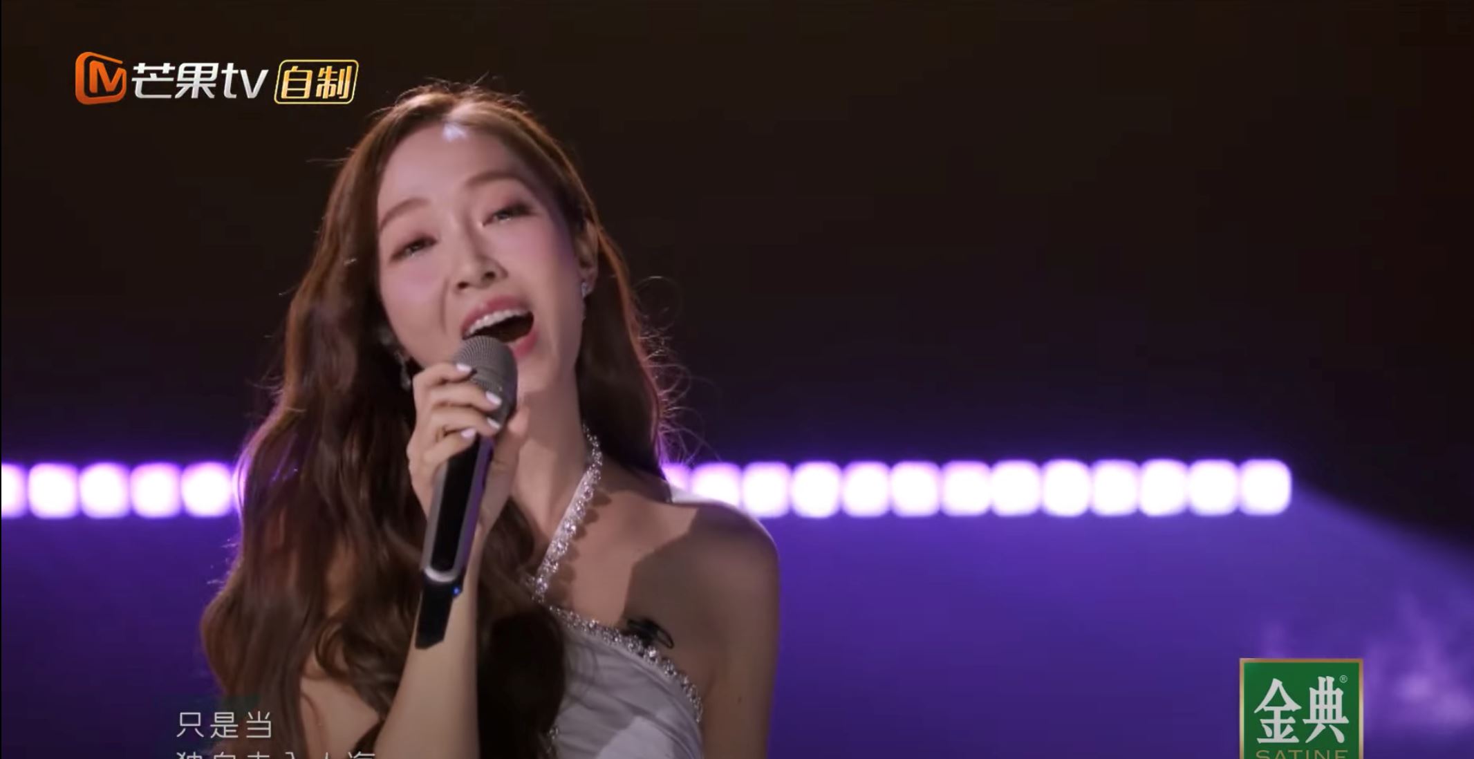 💎【影片】《乘风破浪》jessica郑秀妍秀中文带来《失落沙洲》❗️咬字清晰好好听呢❤️