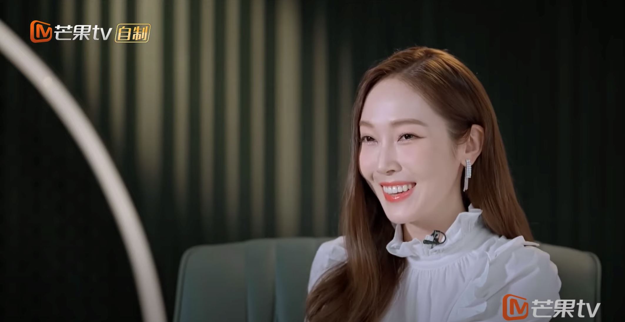 💎【影片】《乘风破浪》jessica郑秀妍秀中文带来《失落沙洲》❗️咬字清晰好好听呢❤️