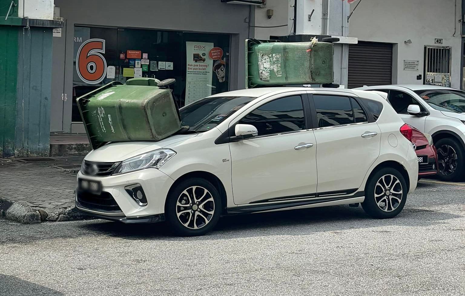 car gets trashed for double parking in kl, malaysians are satisfied