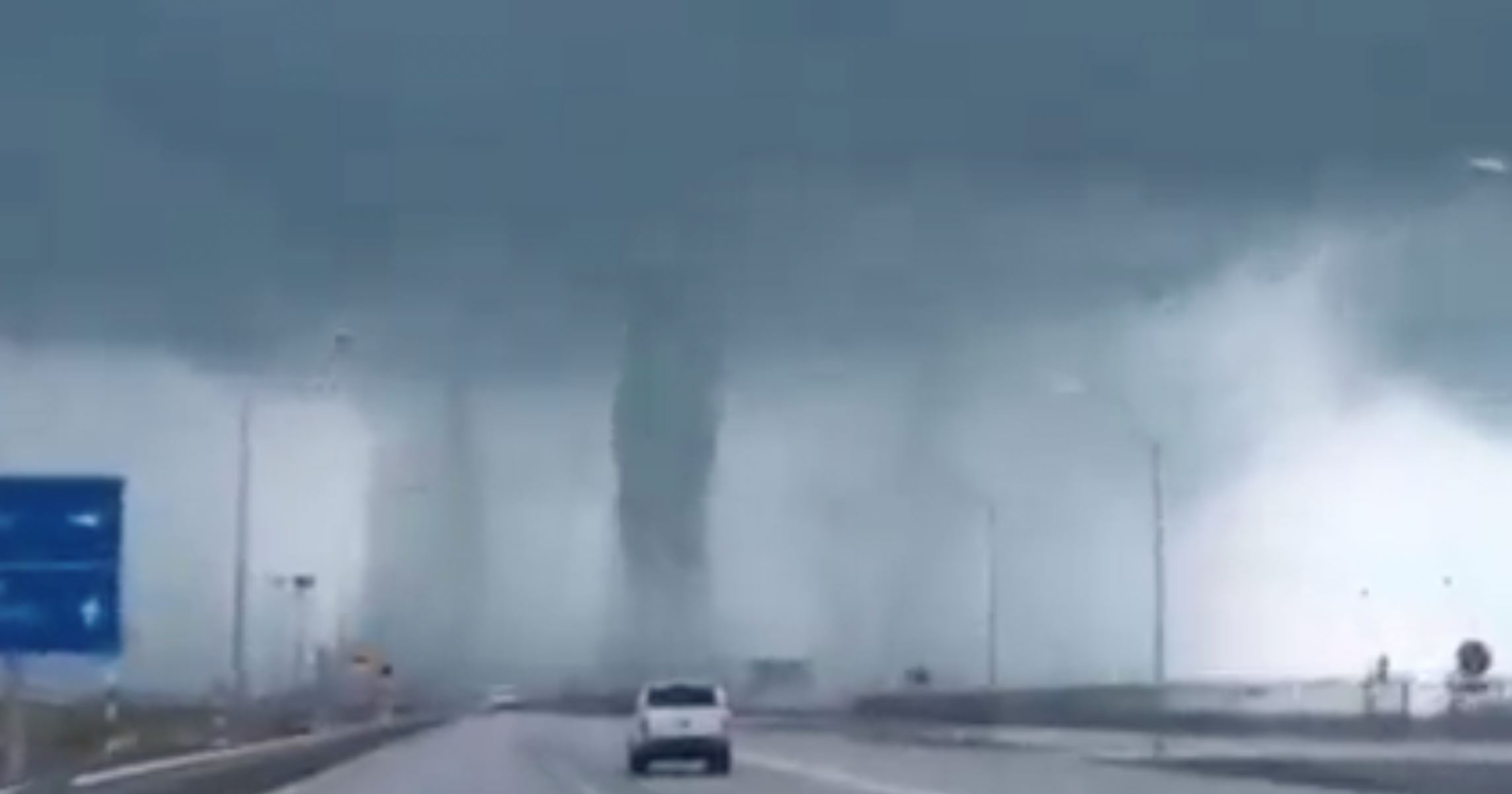 【新闻】大马惊现罕见水龙卷？超震撼影片曝光吓呆网友！（附影片） 