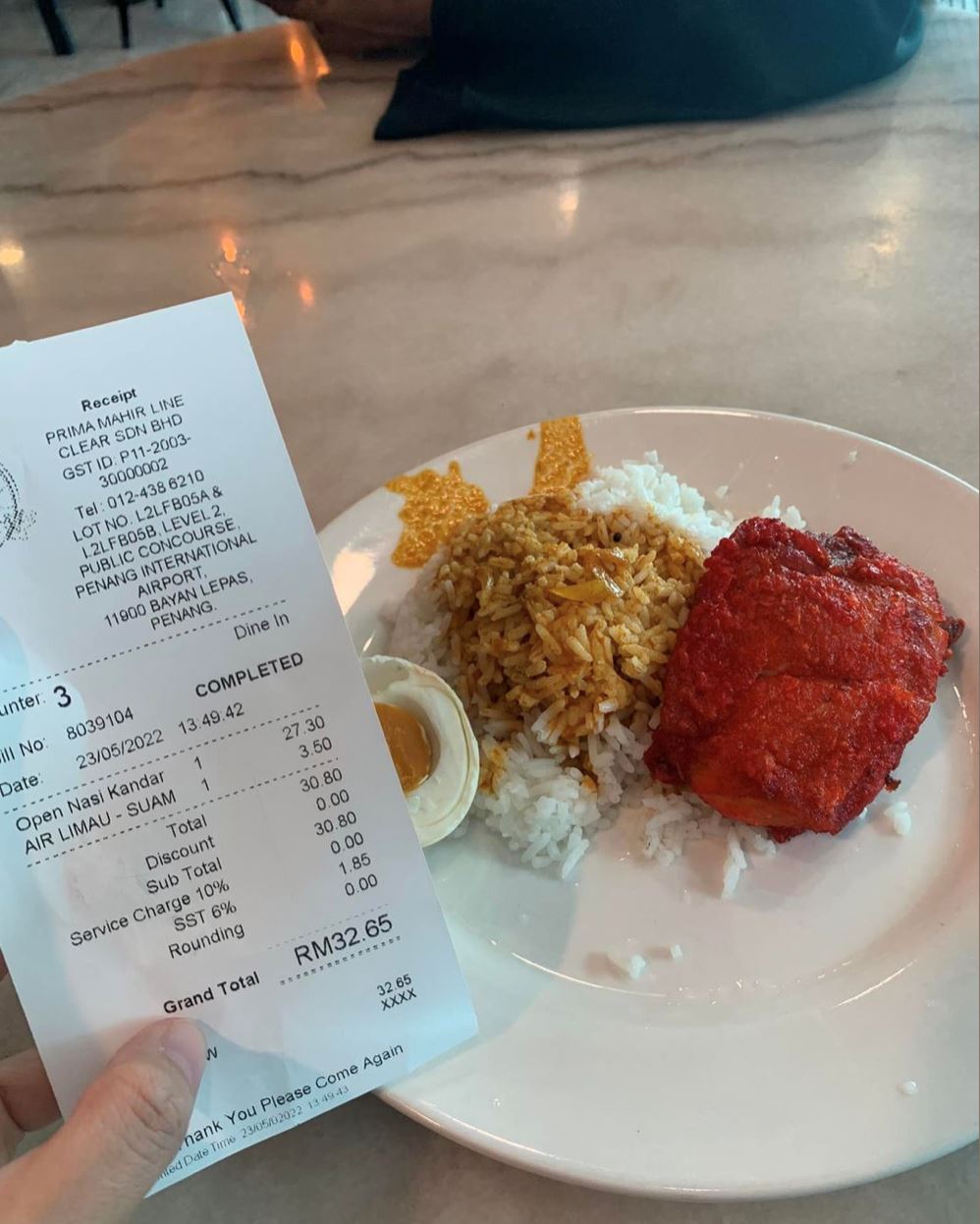 【新闻】“炸鸡配咖喱汁饭”要价rm33引争议！餐馆业者这样回应！ 