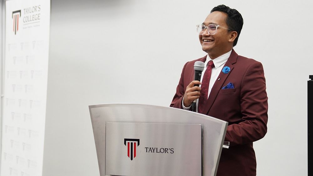 Cikgu Hazeem gives a speech after winning the RISE Educator Award