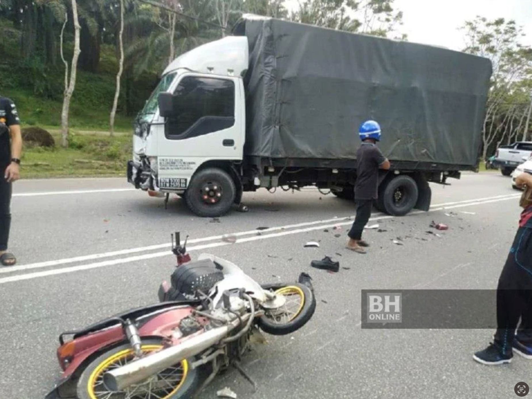 luluh hati pemandu ambulans ini apabila mengambil mangsa nahas jalan raya yang merupakan anaknya sendiri
