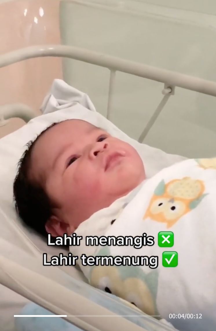 video bayi termenung jauh lepas dilahirkan curi perhatian netizen