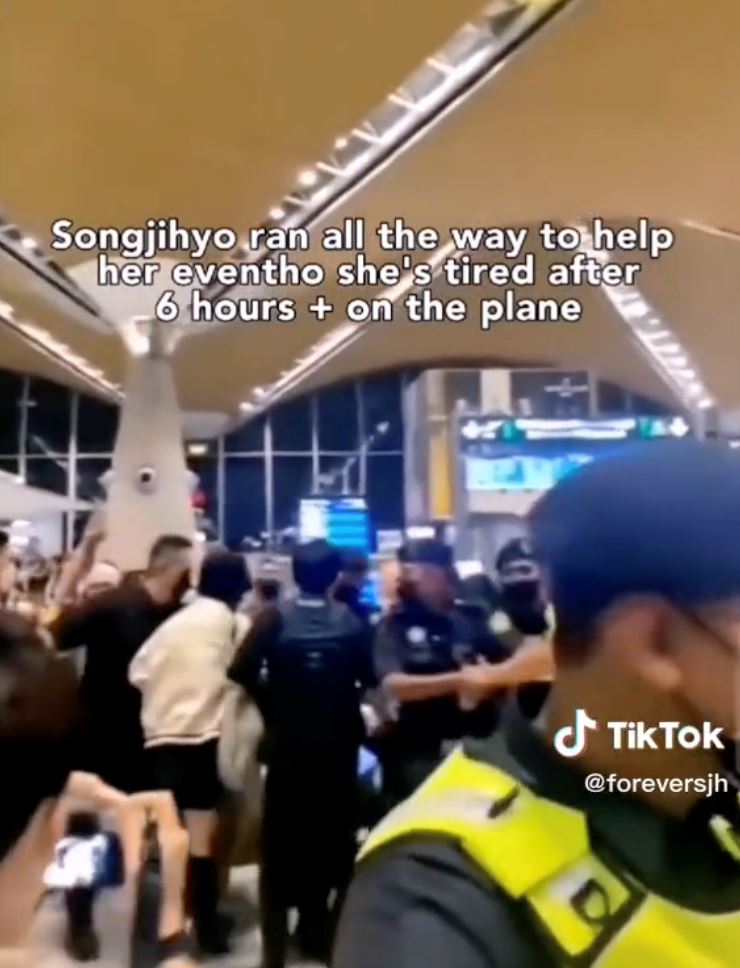 song ji-hyo tolong peminat terjatuh di klia, ada warganet teringin nak jatuh juga