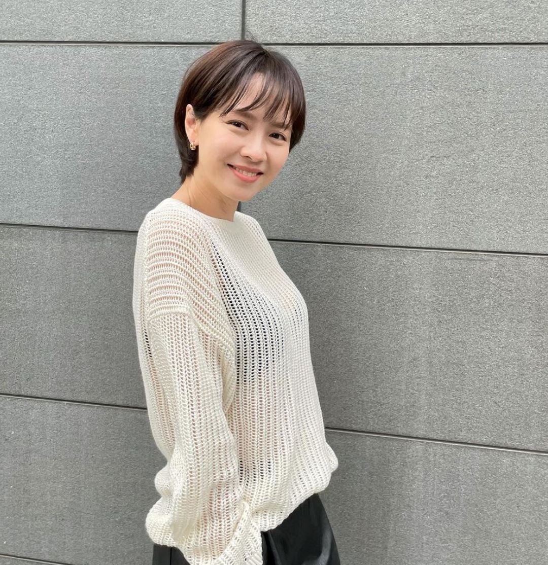 song ji-hyo tolong peminat terjatuh di klia, ada warganet teringin nak jatuh juga