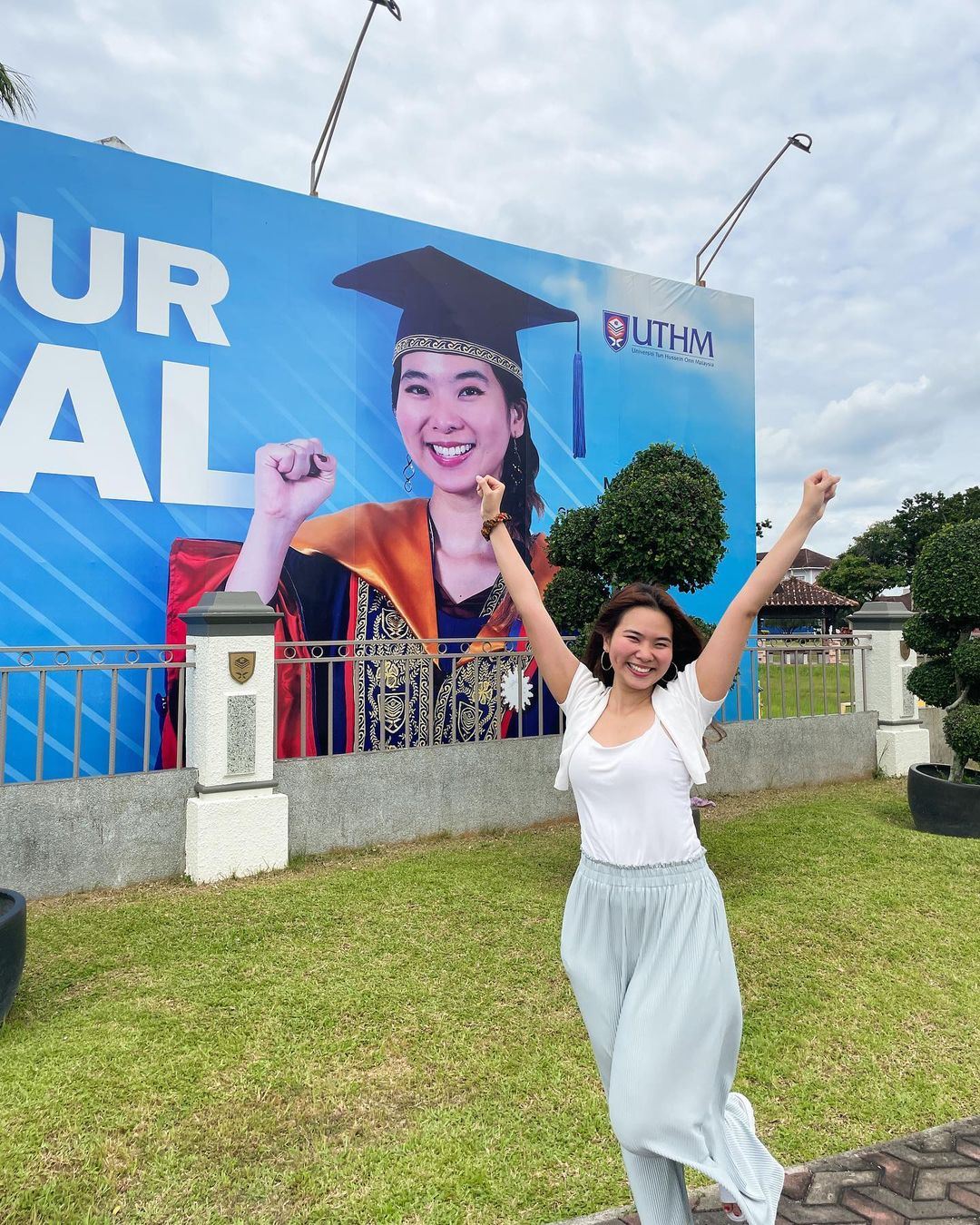 wajah hiasi billboard uthm, gadis cino-kelate ini wajar jadi contoh