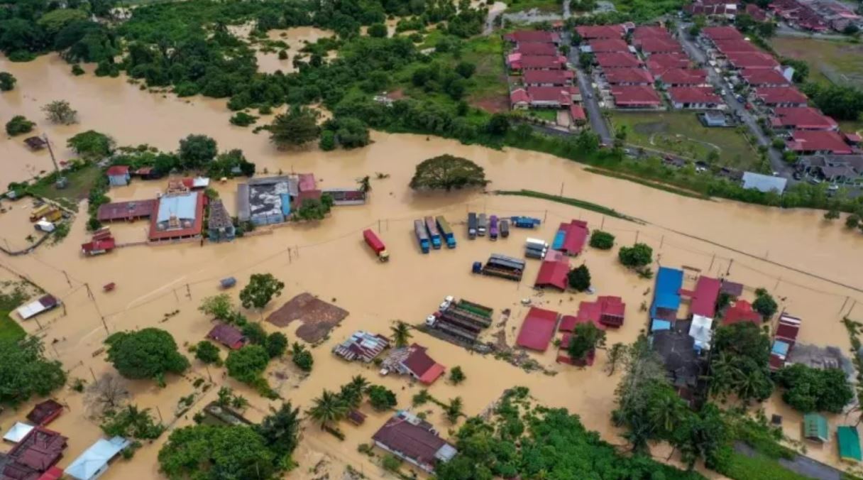 flash floods hit 6 malaysian states due to non-stop rain, three rivers are at dangerous levels