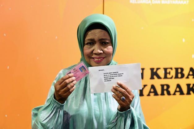 penyanyi veteran zaiton sameon kini pemegang kad oku