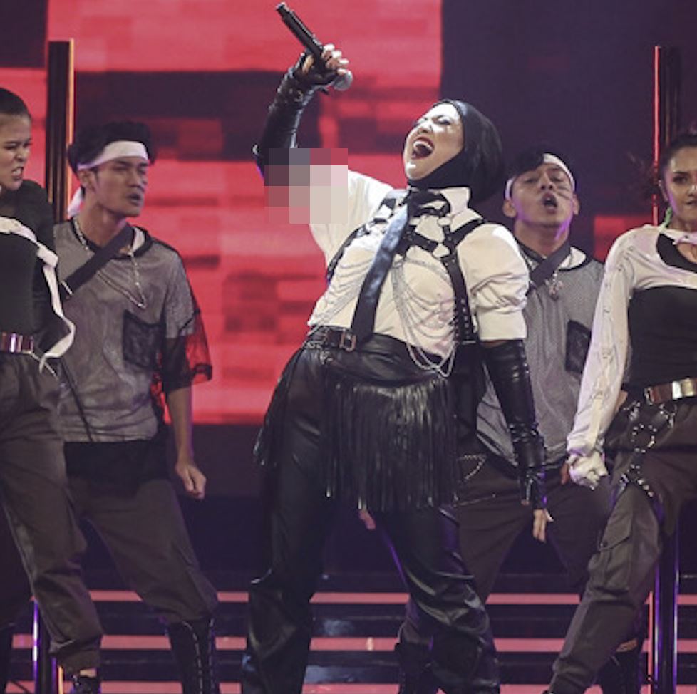 lengan baju terselak masa nyanyi live, ini respon shila amzah