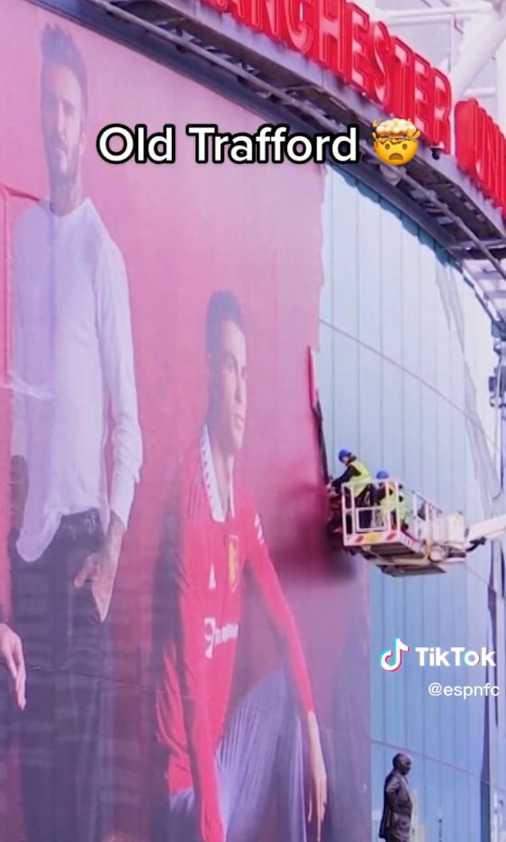manchester united cabut poster cristiano ronaldo di luar stadium old trafford