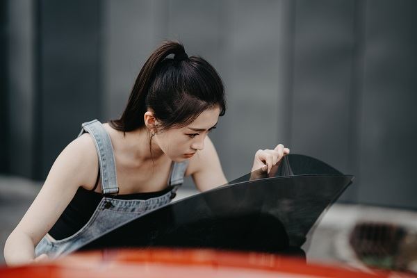 苏妍璇粘RAVO汽车隔热膜