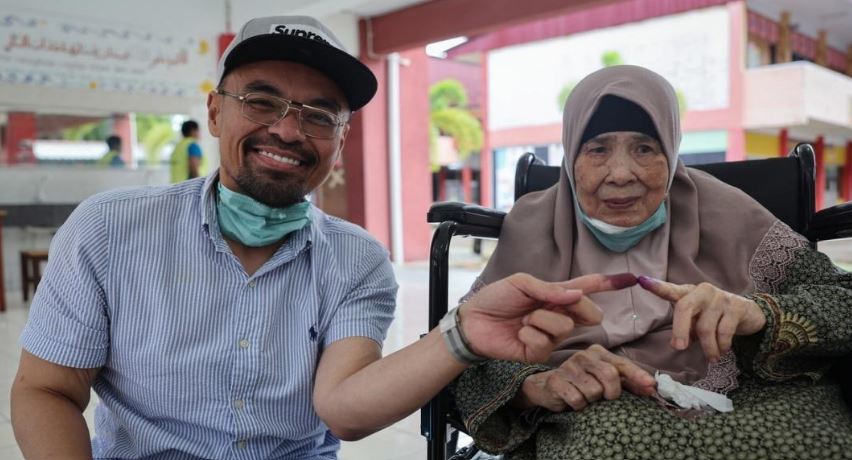 #ge15: m’sian man spends rm40,000 to fly back home from saudi arabia, just in time to vote!