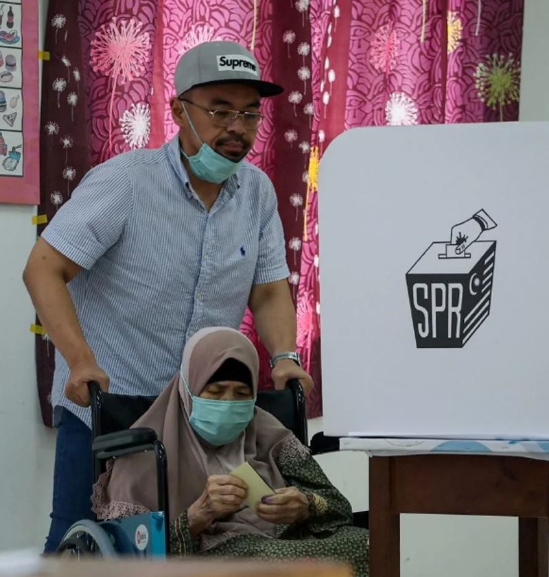 #ge15: m’sian man spends rm40,000 to fly back home from saudi arabia, just in time to vote!