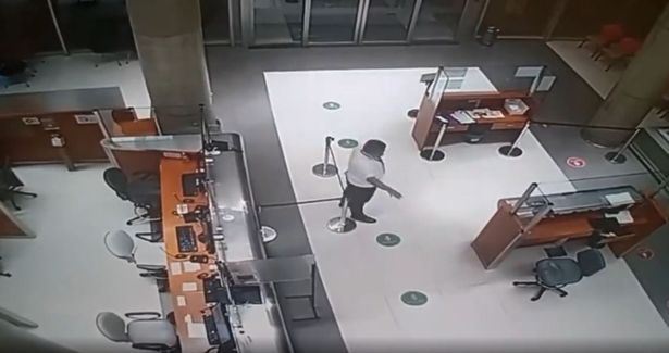 pesakit jalan ‘tembus’ pintu hospital rupanya dah meninggal semalam