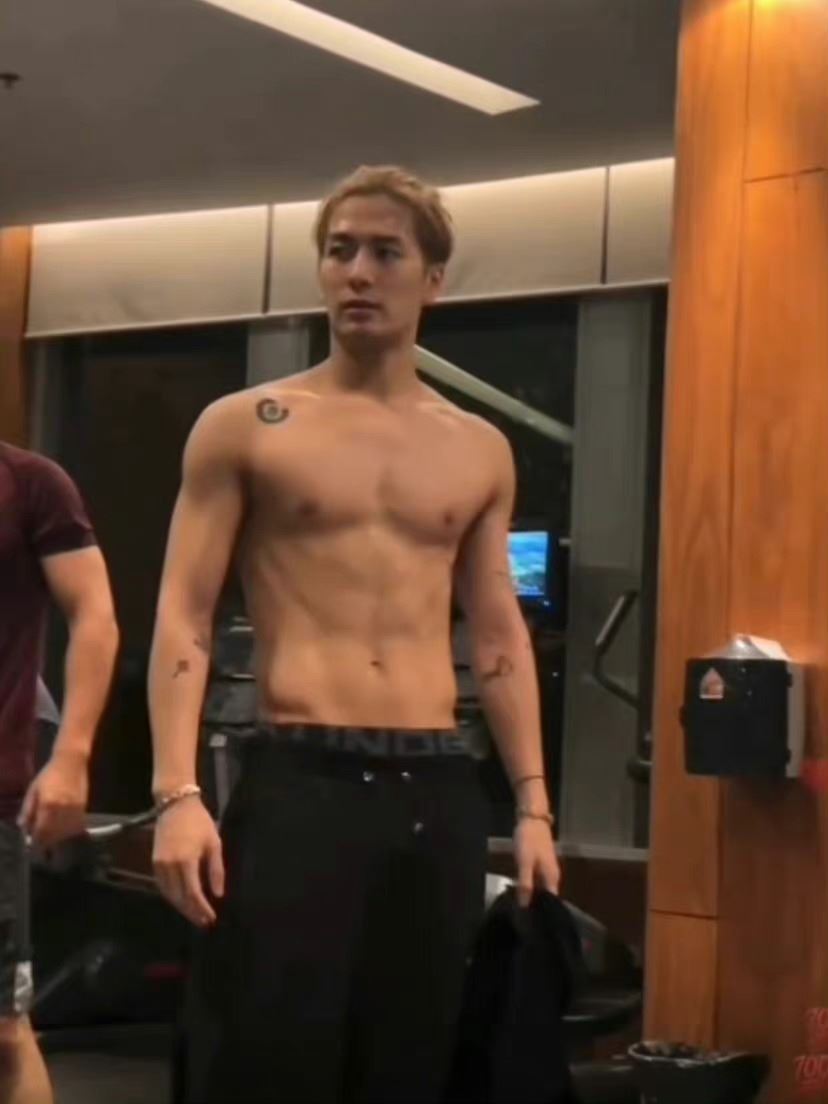 【附动图】王嘉尔直播健身大秀腹肌！