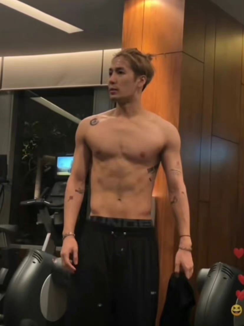 【附动图】王嘉尔直播健身大秀腹肌！