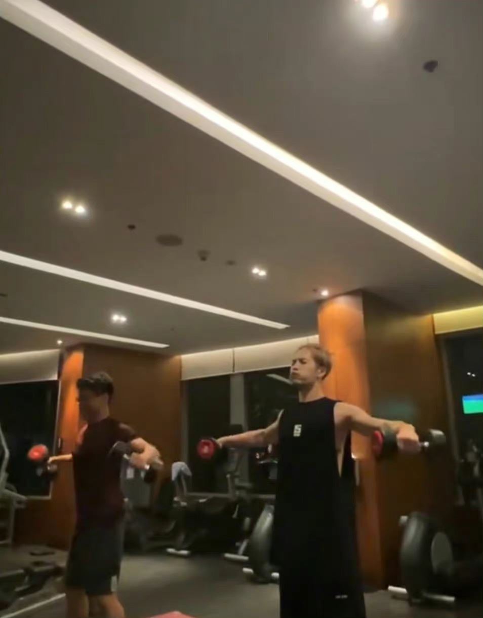 【附动图】王嘉尔直播健身大秀腹肌！