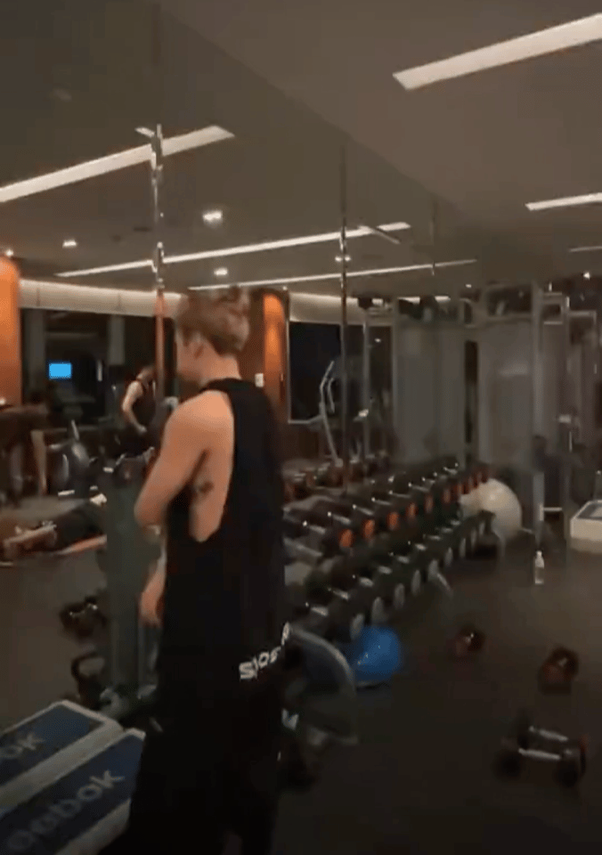 【附动图】王嘉尔直播健身大秀腹肌！