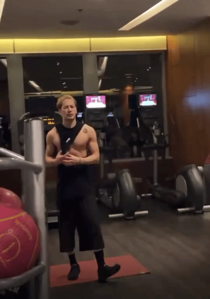 【附动图】王嘉尔直播健身大秀腹肌！