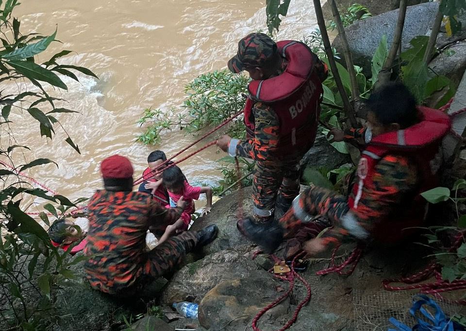 family of 10 stranded after sudden water surge in selangor, rescued by bomba after 4 hours