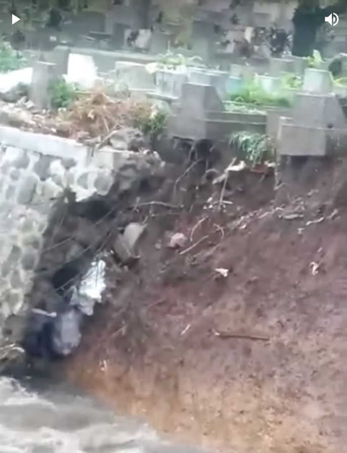 tanah runtuh akibatkan jenazah hampir hanyut, kain kafan terdedah