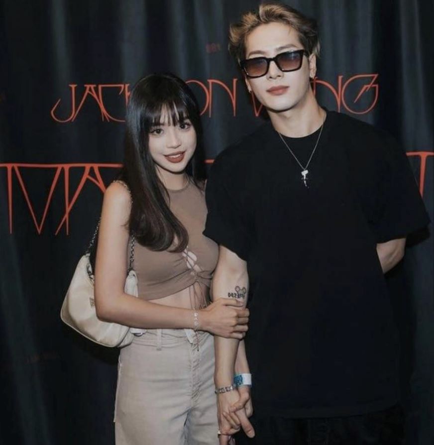 王嘉尔与女粉丝合照“绅士手”! 王嘉尔手指也没扣上