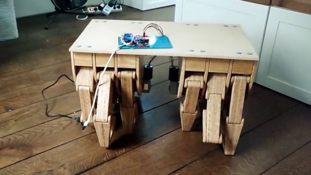 lelaki ini cipta meja boleh jalan sendiri, khas untuk orang pemalas