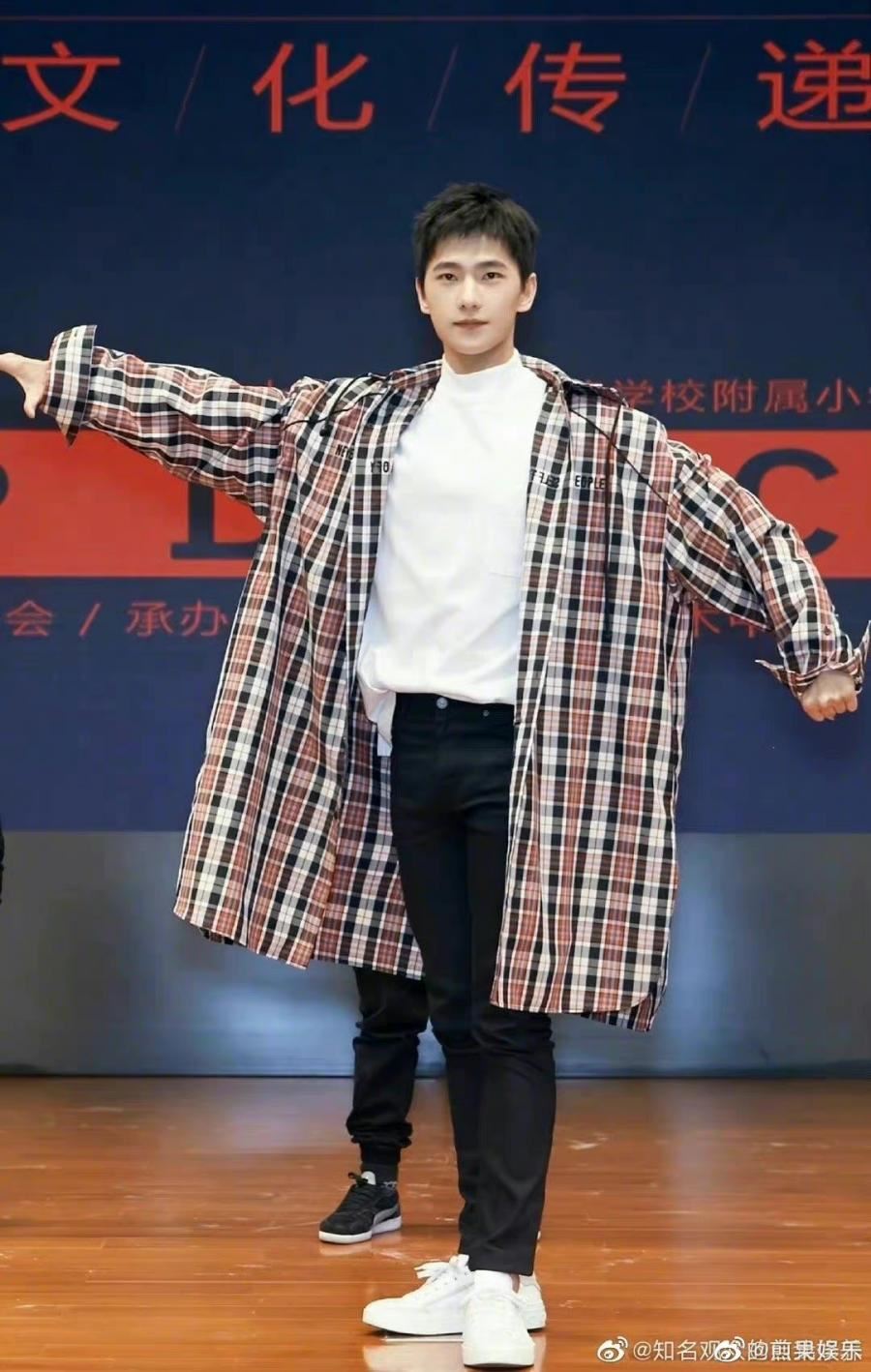 迪丽热巴穿男神外套暗暗官宣恋情？