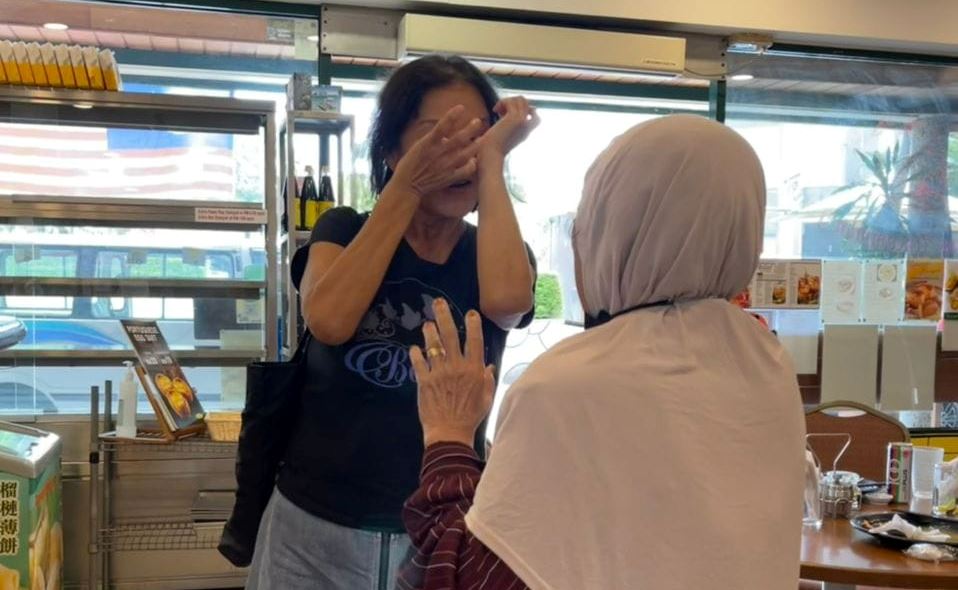m’sian woman breaks down in tears after approaching a stranger’s family and asked the mother for a hug