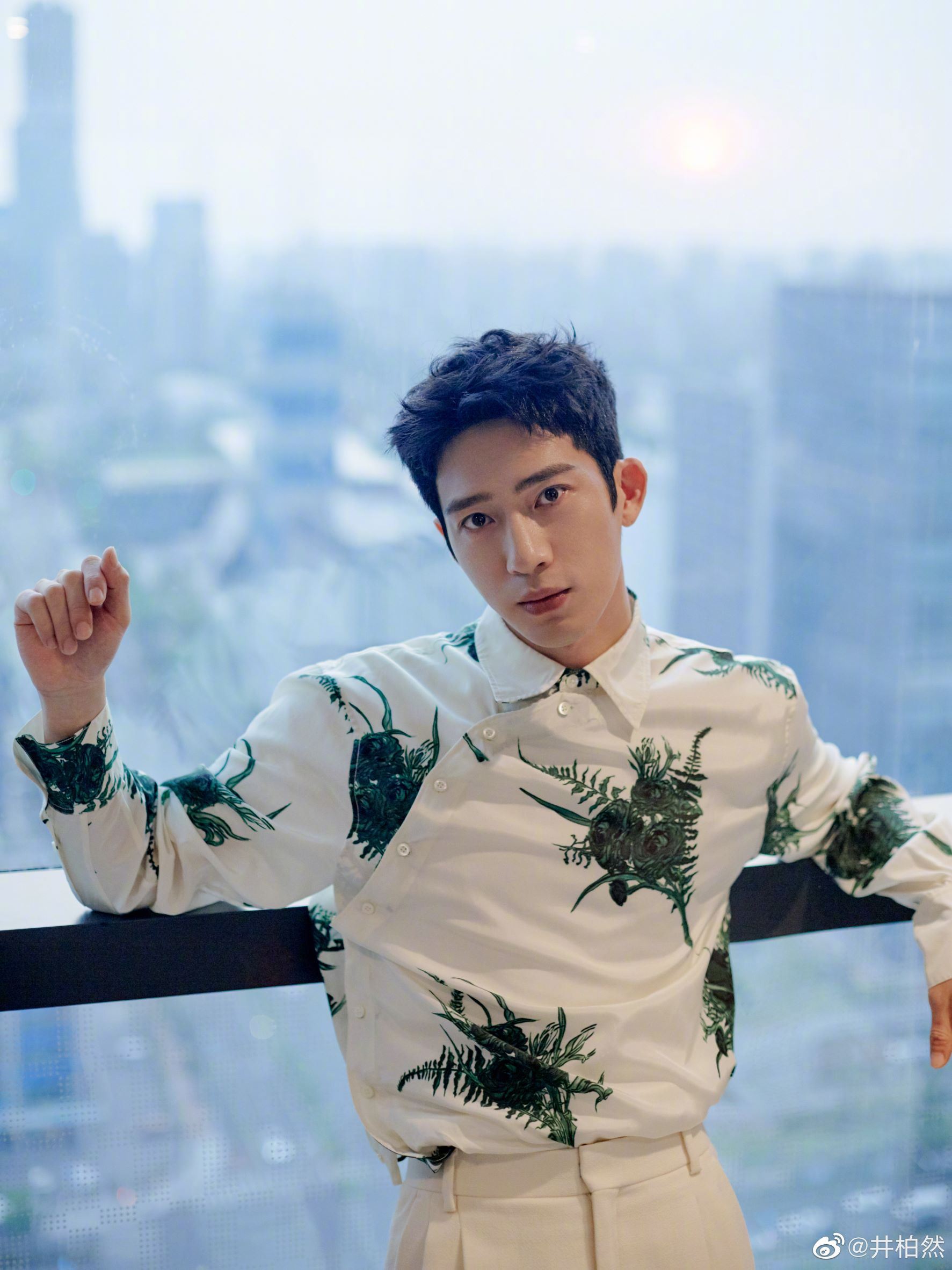 ✨井柏然刘雯光明正大发糖🥰网友偶遇牵手逛街📸