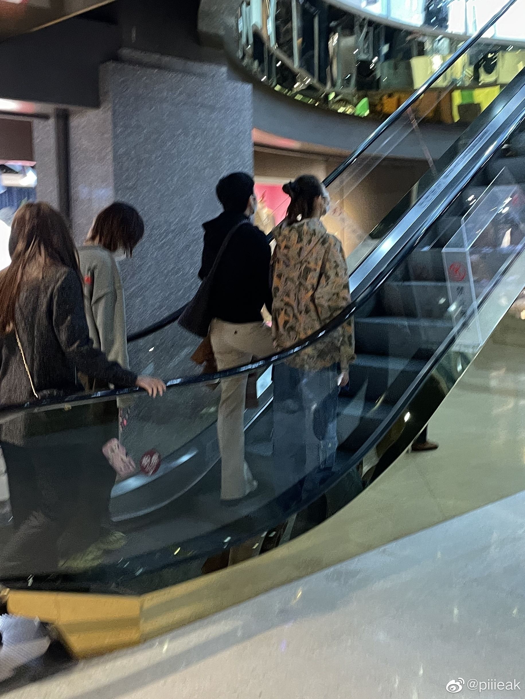 ✨井柏然刘雯光明正大发糖🥰网友偶遇牵手逛街📸