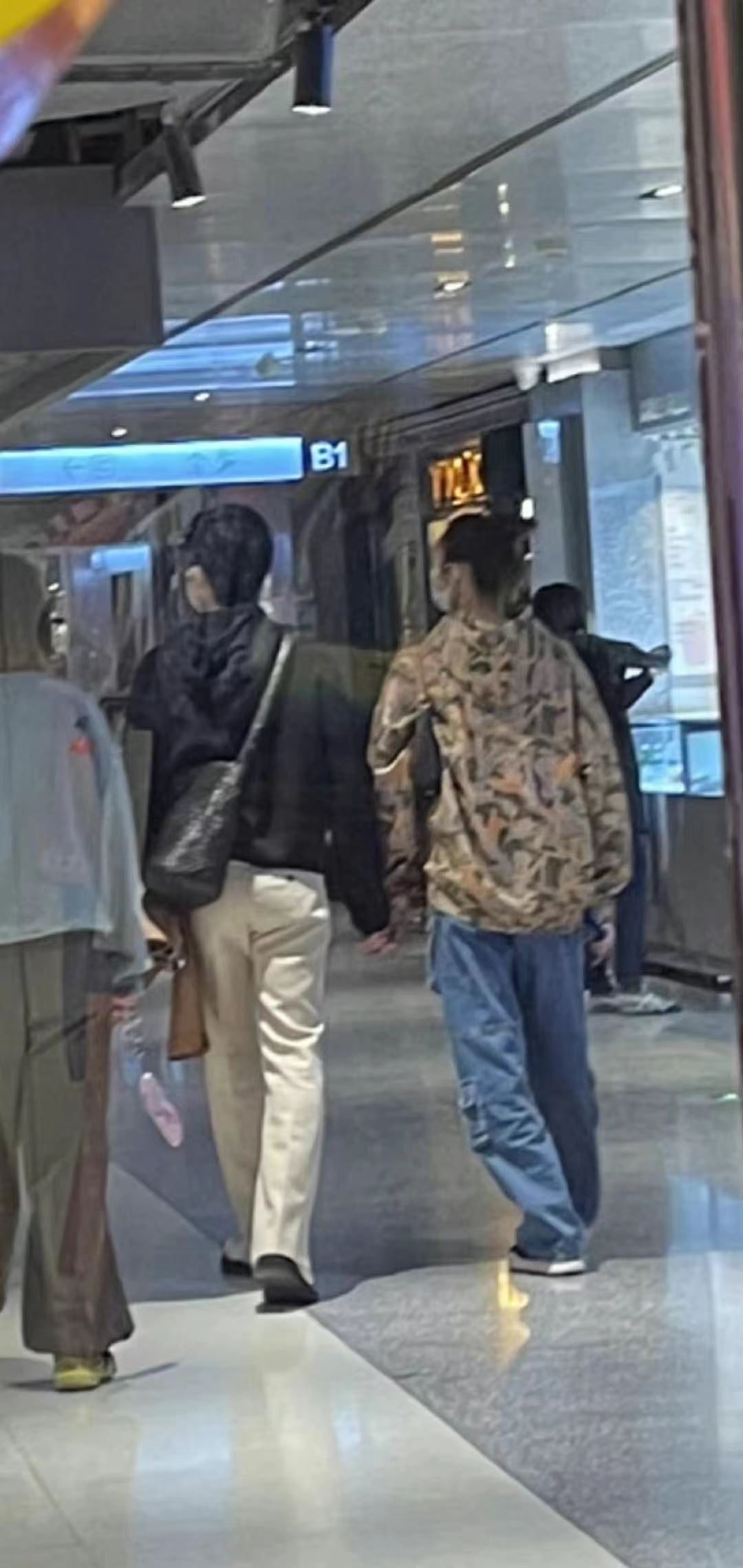 ✨井柏然刘雯光明正大发糖🥰网友偶遇牵手逛街📸