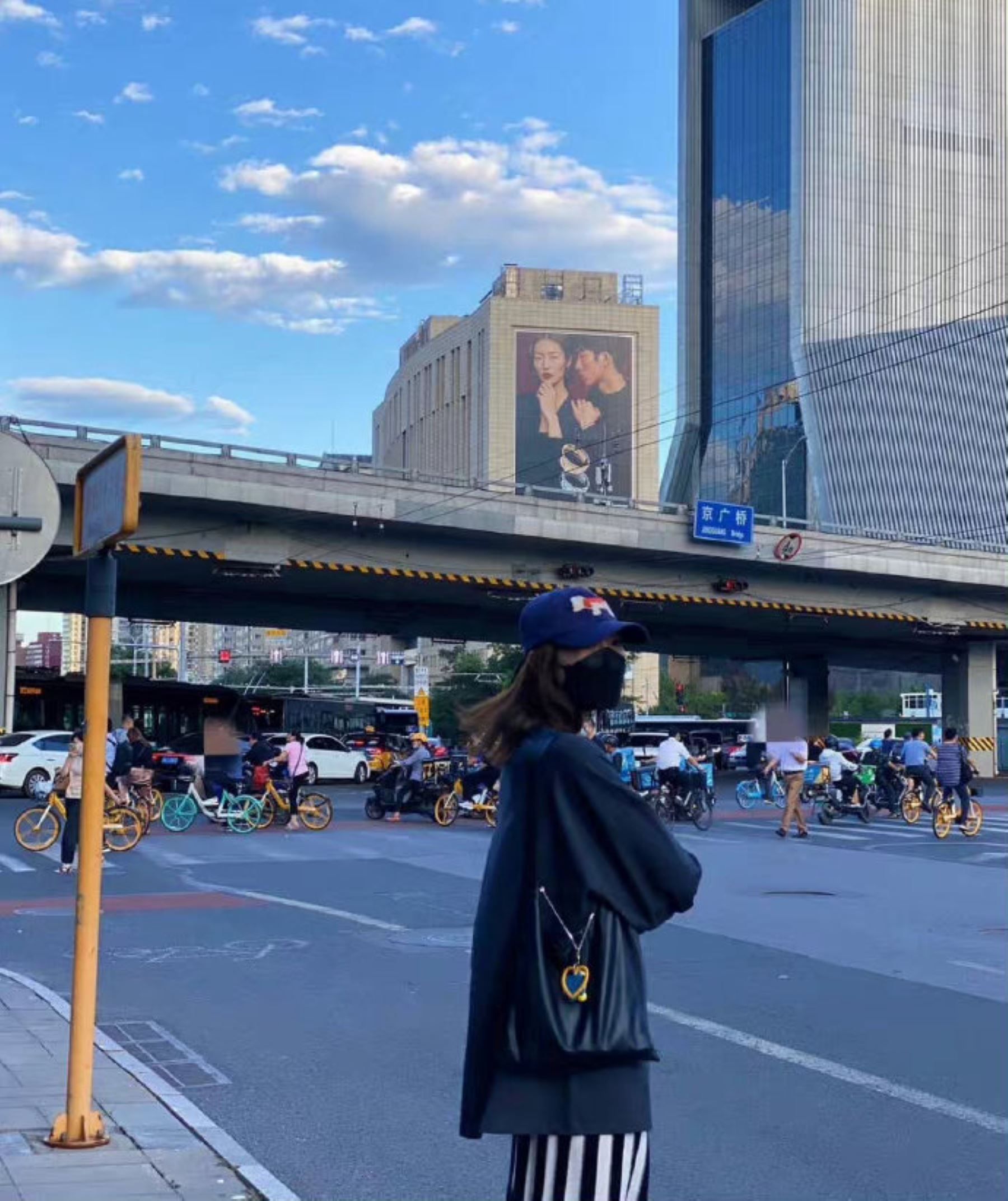 ✨井柏然刘雯光明正大发糖🥰网友偶遇牵手逛街📸