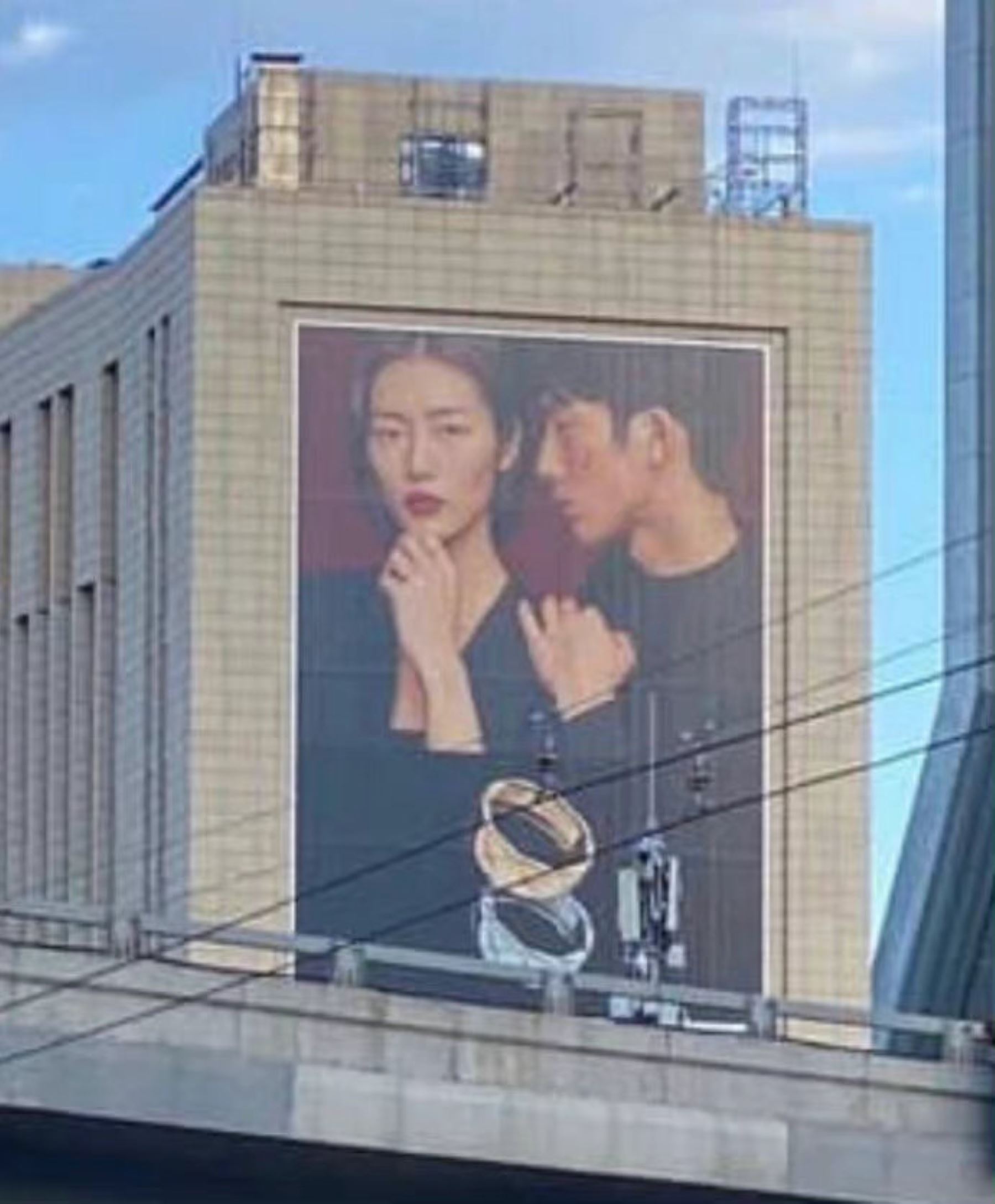 ✨井柏然刘雯光明正大发糖🥰网友偶遇牵手逛街📸