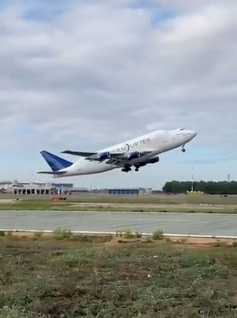 cemas! tayar pesawat tercabut ketika baru berlepas