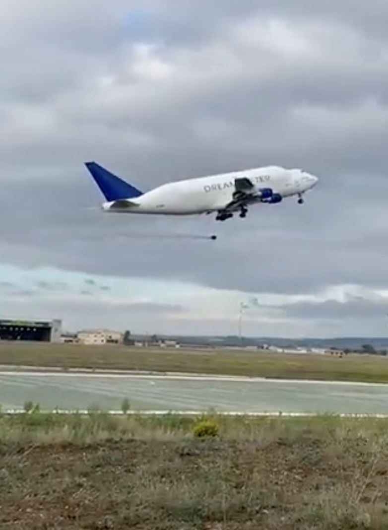 cemas! tayar pesawat tercabut ketika baru berlepas