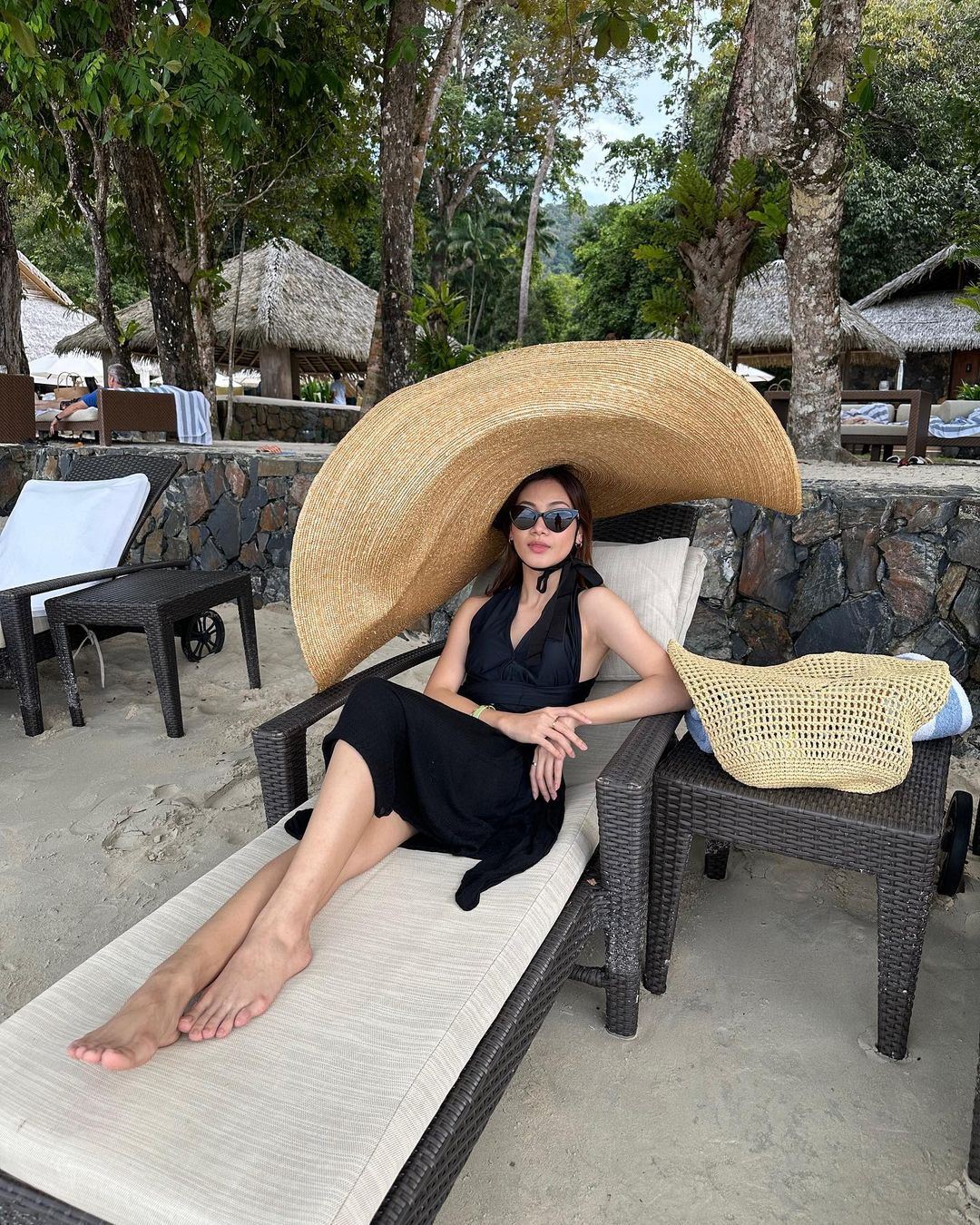 topi besar daiyan trisha jadi perhatian, “macam apam balik crispy..”