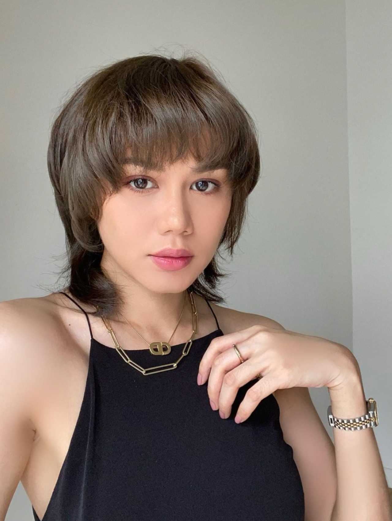 tampil berambut pendek, mimi lana nafi putus cinta. “saya rasa seperti hilang semua..”