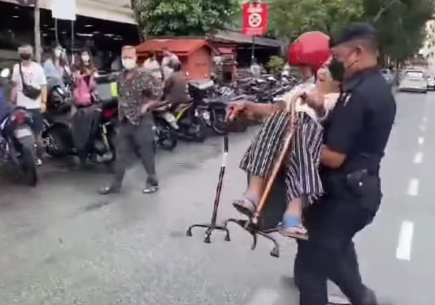 so kind! abang polis carry elderly aunty across the road and gives her money for food!