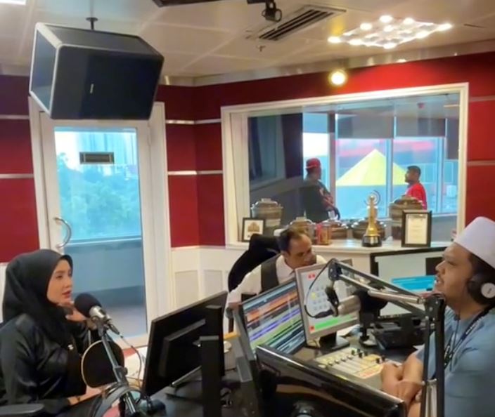 elizad hampir nangis dengar cerita sedih caller ini, warganet terhibur bila tahu itu jep!