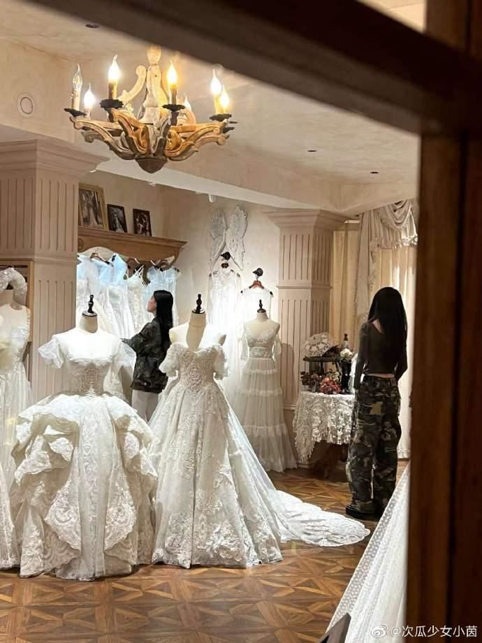 by2 现身婚纱店疑似好事将近！